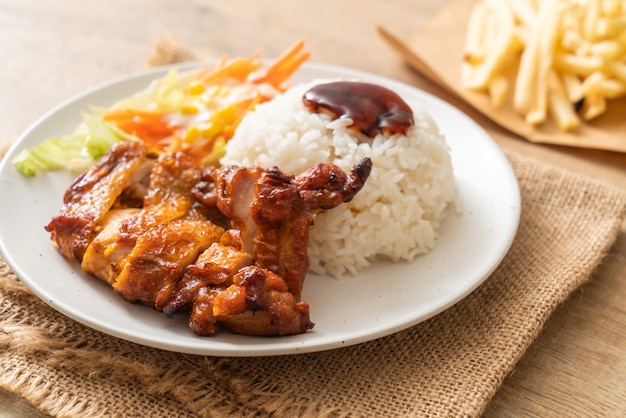 pollo a la parrilla con salsa teriyaki y arroz