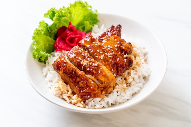 pollo a la parrilla con salsa teriyaki sobre arroz cubierto