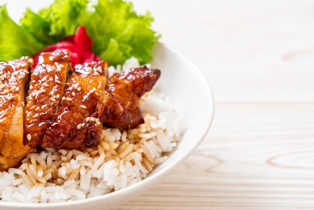 pollo a la parrilla con salsa teriyaki sobre arroz cubierto