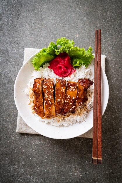 pollo a la parrilla con salsa teriyaki sobre arroz cubierto