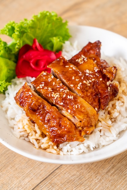 pollo a la parrilla con salsa teriyaki sobre arroz cubierto