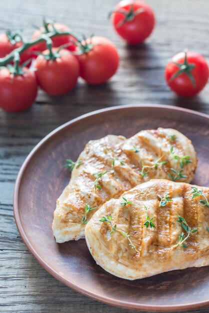 Pollo a la parrilla con tomates cherry frescos