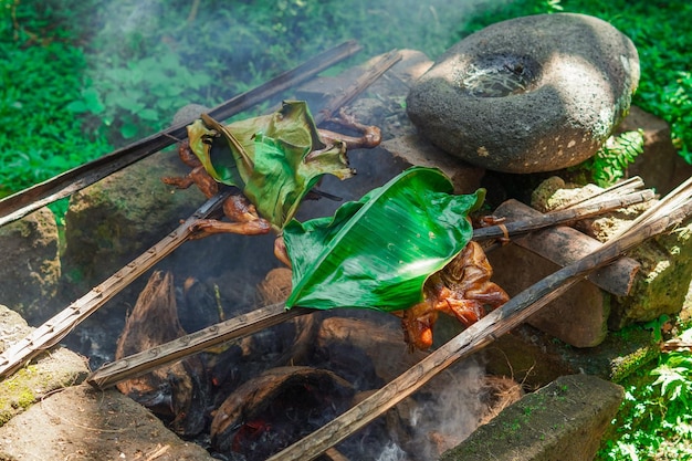 Pollo a la parrilla tradicionalmente ahumado con madera y piel de coco Foto Premium