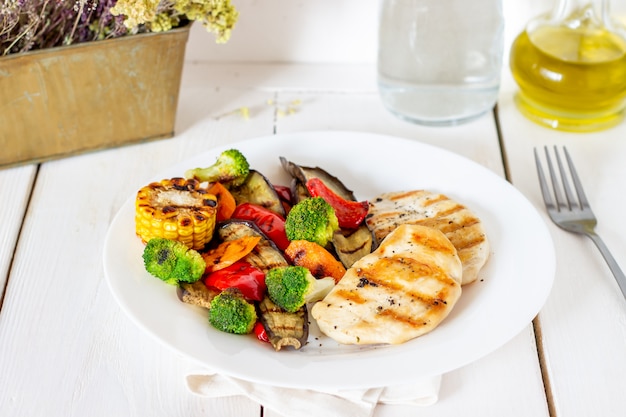 Pollo a la parrilla con verduras a la parrilla