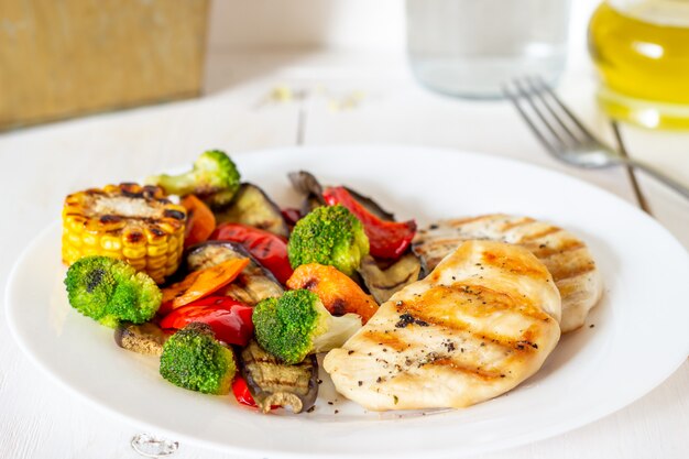 Pollo a la parrilla con verduras a la parrilla