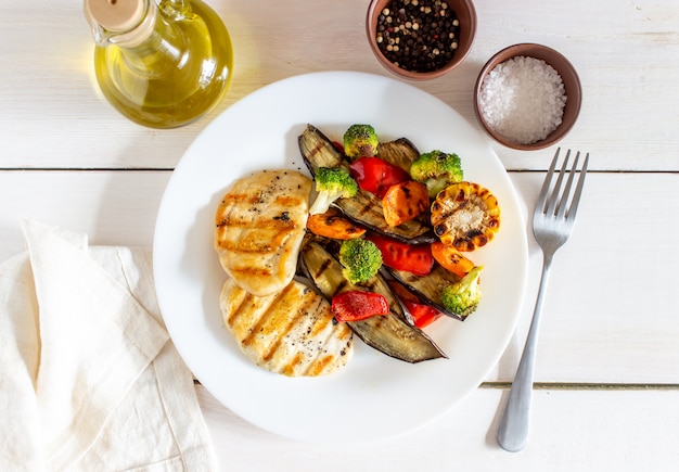 Pollo a la parrilla con verduras a la parrilla