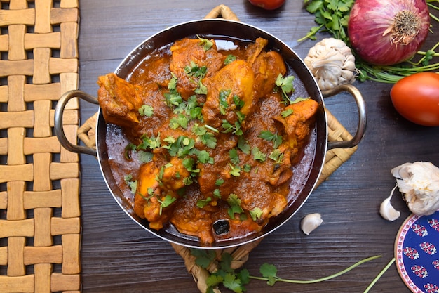 Pollo picante al curry estilo paquistaní