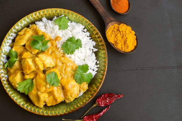 pollo picante guisado en salsa de curry.