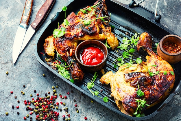 Pollo a la plancha en una sartén.