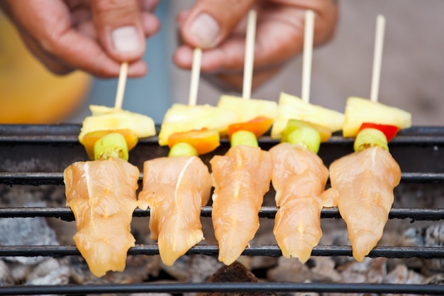 Pollo a la plancha sobre carbón caliente