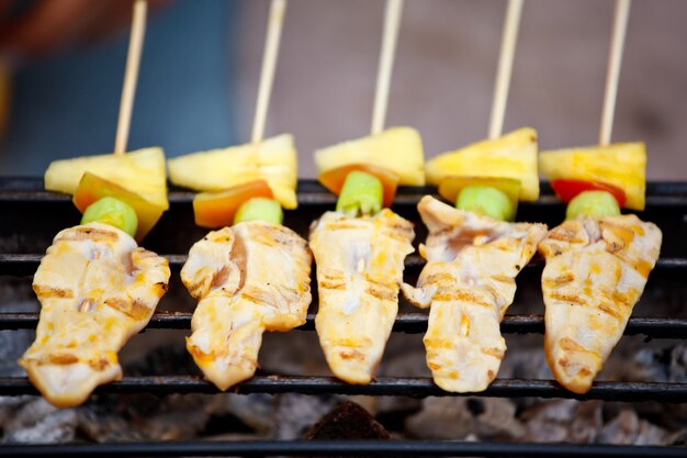 Pollo a la plancha sobre carbón caliente