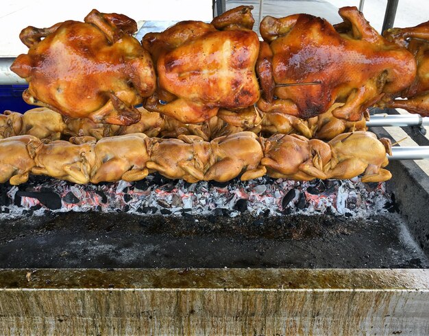 Pollo a la plancha sobre el carbón caliente.