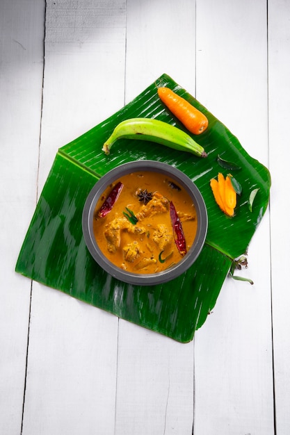 Pollo con plátanos crudos al curry, pollo picante con plátano verde, plato indio más sabroso