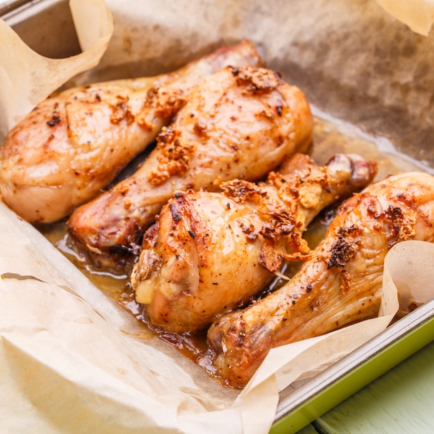 Pollo preparado sobre papel de cocina