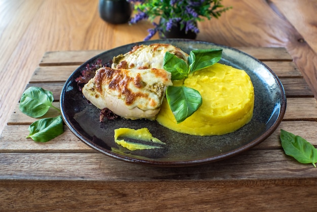 Pollo con Puré de Patatas y Gravy en madera