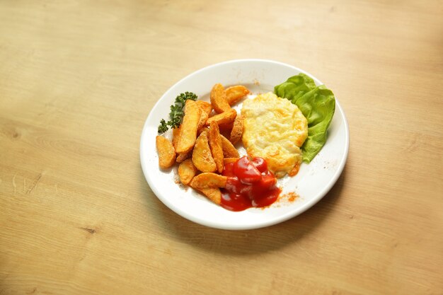 Pollo en queso y decorar en un plato blanco.