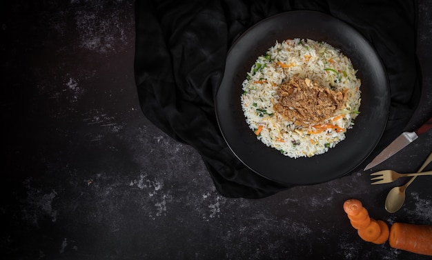 Pollo rico y frito en un fondo oscuro con un espacio para texto o mensajes