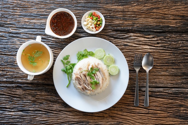 Pollo en rodajas al estilo de Hainan con arroz marinado y sopa (Khao Mun Kai) o arroz con pollo al vapor - comida asiática