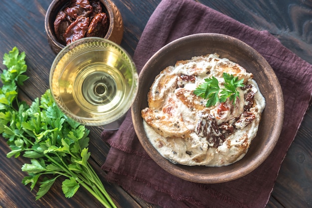 Foto pollo con salsa de crema de tomate