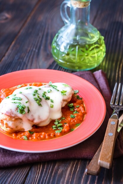 Pollo con salsa de pepperoni y tomate