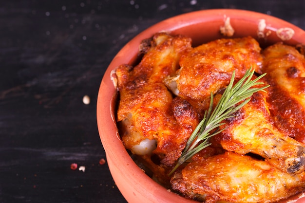 Pollo En Salsa De Pimentón Al Horno Al Horno En Cerámica. Patas y alas de pollo