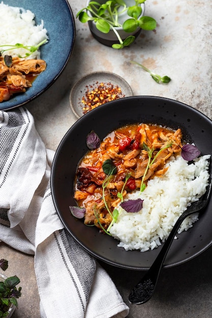 Pollo salteado con salsa de tomate, sirope de arce y arroz