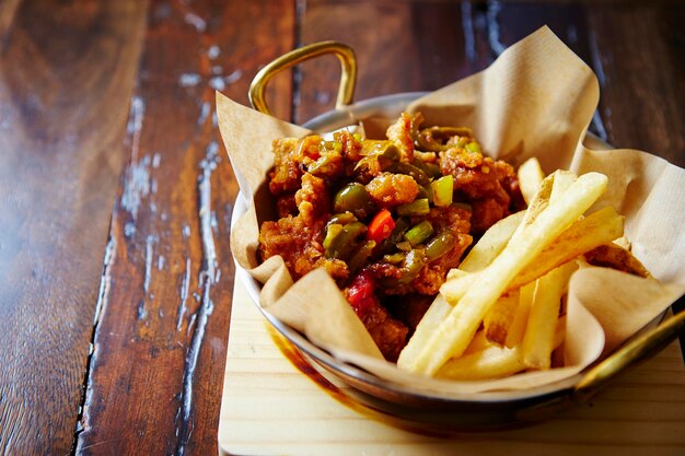 Pollo sazonado y papas fritas