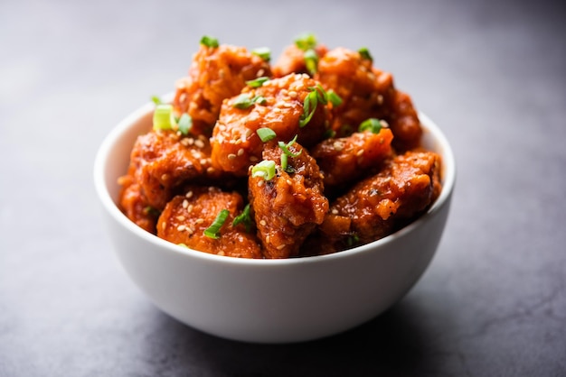 El pollo seco con chile es un plato popular indochino de pollo de herencia china Hakka