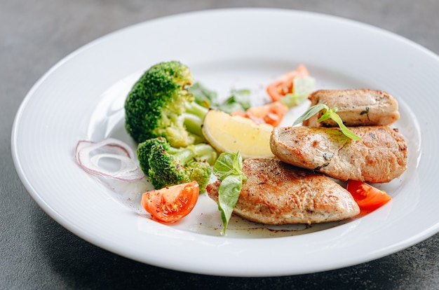 Pollo Sous Vide cocido con verduras a la plancha