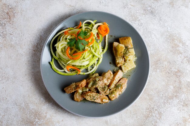 Pollo con spaguetti de calabacín