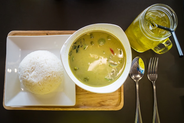 Pollo tailandés al curry con verduras en leche de coco