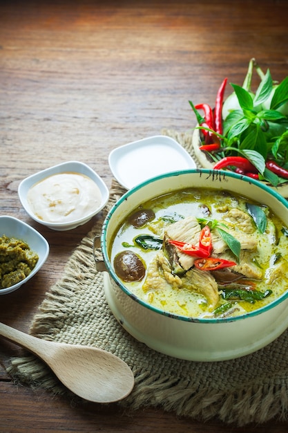 Pollo tailandés del curry del verde de la comida en fondo de madera.