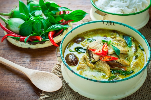 Pollo tailandés del curry del verde de la comida en fondo de madera.