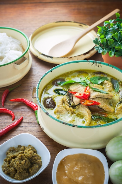 Pollo tailandés del curry del verde de la comida en fondo de madera.