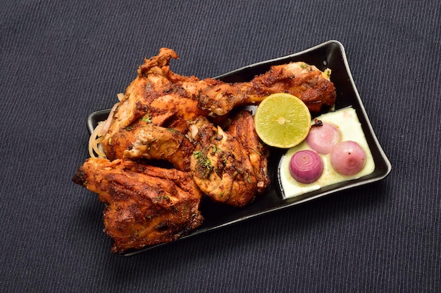 Pollo tandoori con chutney en placa