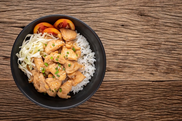 Pollo Teriyaki donburi comida japonesa con arroz con pollo teriyaki y tomate de coliflor