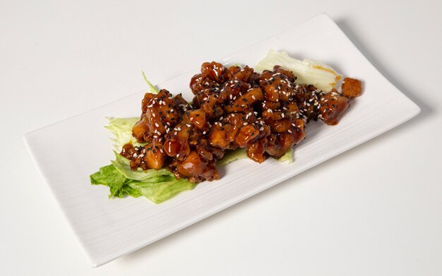 Pollo Teriyaki en plato blanco