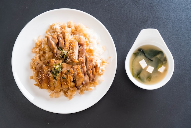 Pollo teriyaki sobre arroz con sopa de miso