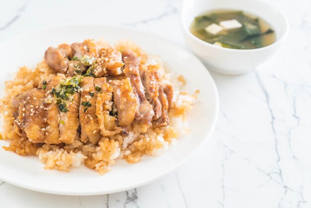 Pollo teriyaki sobre arroz con sopa de miso