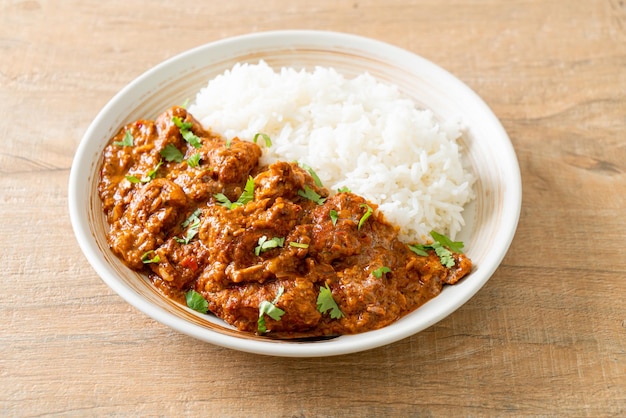 pollo tikka masala con arroz en plato - estilo de comida india