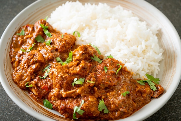 pollo tikka masala con arroz en plato - estilo de comida india