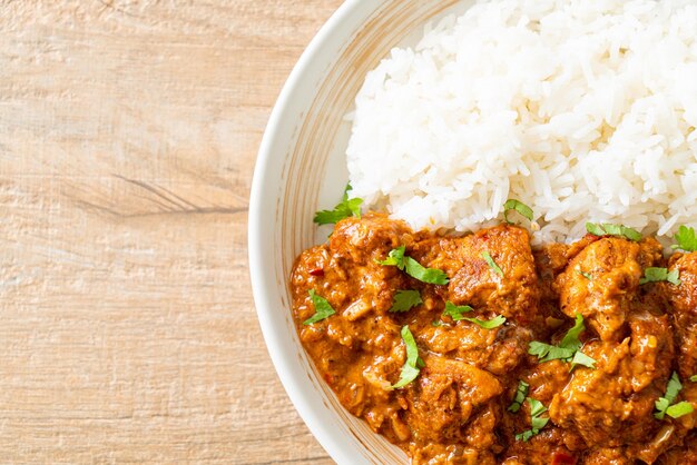 pollo tikka masala con arroz en plato - estilo de comida india