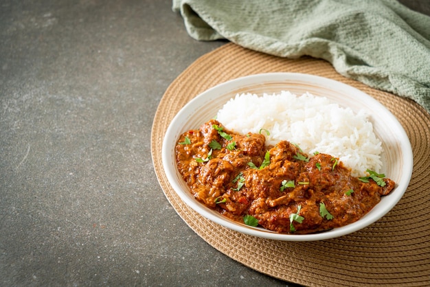 Pollo tikka masala con arroz en plato