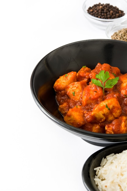 Pollo tikka masala y arroz en un tazón blanco