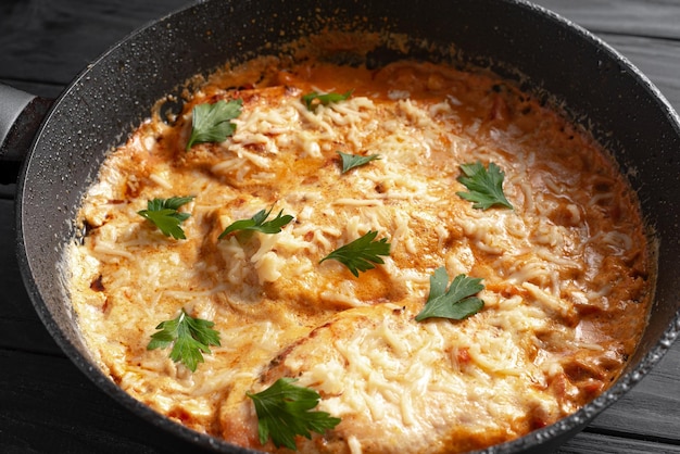 Pollo tikka masala fondo negro lugar para texto pollo en aceite un plato tradicional indio top vi