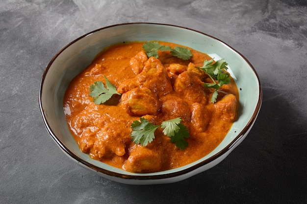 Pollo Tikka Masala- plato tradicional indio / británico. Pollo al curry, cúrcuma. Concepto de cena india. Asiática, comida india