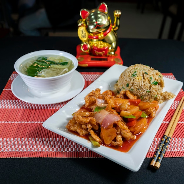 Pollo tipakay (dulce) con arroz chaufa y sopa de wantan. comida china peruana