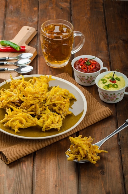 pollo y verduras en la mesa de madera