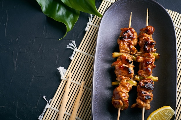 Pollo yakitori comida callejera japonesa