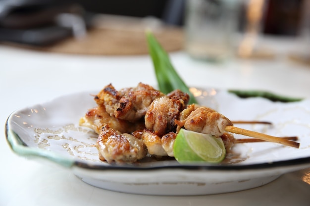 Pollo yakitori con sal, comida japonesa